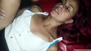 kally cremosa na casa de swing enchendo a beceta de porra para seu marido corno poder chupar