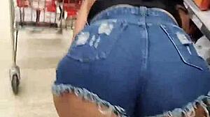 Esposa gostosa de shortinho curto mostrando a polpa da bunda enorme no mercado hot wife cuckold ad�o e eva
