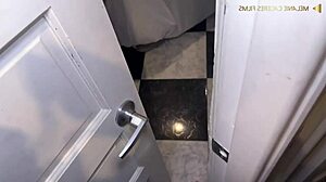 La enorme verga de mi hermanastro me descubre en casa