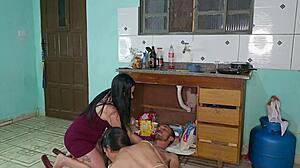 เรียกเพื่อนบ้านมาซ่อมน้ำรั่วด้วยควยใหญ่