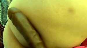Изневеряваща латино милф язди дилдо и си пръстите здраво