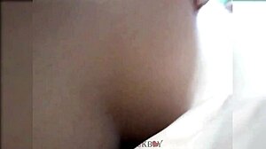 Por el culo le dolió pero se la mete toda a sentones esto es lo que pasa cuando una mujer infiel no llena con su marido hasta se dejo meter un consolador en el fundillo