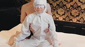 クリーン服を着た巨乳人妻熟女検査員の服を脱がせて手マンする。home made amateur 個人撮影 kawasaki jk