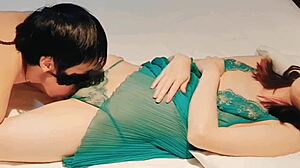 緑のセクシーランジェリーを着たスレンダーなかわいい人妻は正常位とクンニで絶頂させられる。home made amateur 個人撮影 kawasaki jk