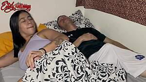 follandome a mi hermanastra mientras compartimos habitacion - porno en espanol