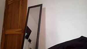 madrastra latina alistandose para ir a su trabajo sin embargo se ve desnuda y le da ganas de masturbarse para irse caliente a follar a su jefe