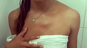entre en el baño donde estaba mi hermanastra al principio se mostro tímida pero luego me demostró ser una puta que le encanta coger