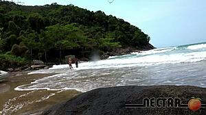 loira experiente dando seu cuzinho na areia