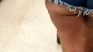 Esposa gostosa de shortinho curto mostrando a polpa da bunda enorme no mercado hot wife cuckold ad�o e eva