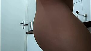Se exibindo na cozinha de casa para o amante