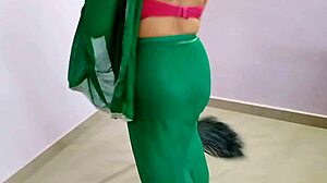 ghar mein akeli safai kar rahi bahu