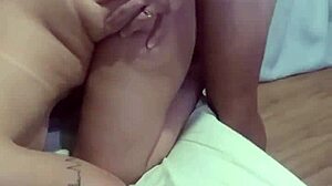 Esposa safada leva sua amiguinha ruiva pra foder com seu marido e o safado fodeu muito o cuzinho das duas com seu pau grande