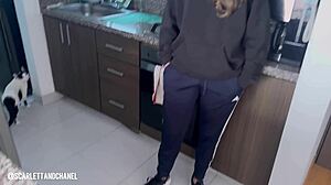 la repartidora me toca la vagina cada vez