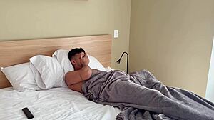 Mi madrastra me pilla tocandomela y me ayuda con la polla