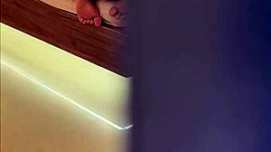 atrapo a mi madrastra nalgona en su habitacion y me saco la leche!!
