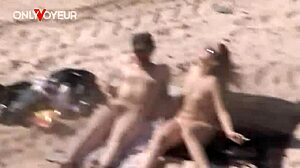 Ryzykowny public beach fuck z grubym kutasem wwiercającym się w cipkę