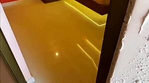 atrapo a mi madrastra nalgona en su habitacion y me saco la leche!!