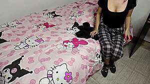 hermanastra se cambia en frente de mi me excita y terminamos follando de perrito