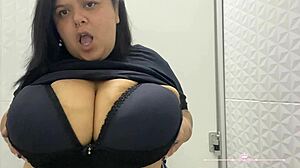 Bbw safada placed plug in shopping bathroom