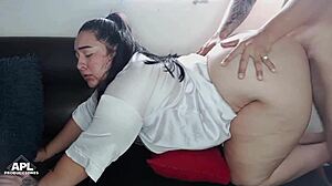 me gusta besar las nalgas de mi madrastra en el balcón