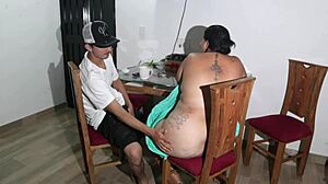 Sexo arriesgado en casa prima caliente de gran culo sela follan en el comedor