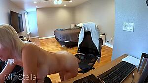 stepmom milf stretches pussy live on webcam