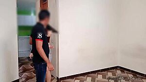 Me follo a la esposa de mi amigo cornudo mientras habla por telefono