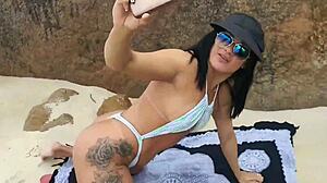 Exibicionista mostra tudo na praia com namorado em clima glamouroso!