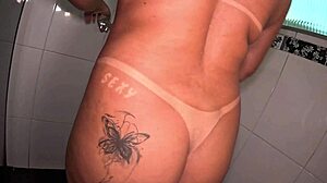 a novinha de apenas 18 anos se prepara para seu primeiro anal