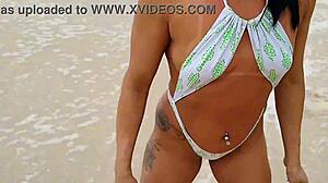 Exibicionista mostra tudo na praia com namorado em clima glamouroso!