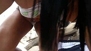 Exibicionista mostra tudo na praia com namorado em clima glamouroso!