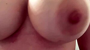 ميلف إيطالية أرتيميسيا لوف تهز ثدييها الكبيرين عن قرب