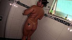 a novinha de apenas 18 anos se prepara para seu primeiro anal