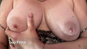 MILF solo mature se doigte la chatte rasée jusqu'à l'orgasme fort avec squirting