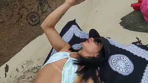 Exibicionista mostra tudo na praia com namorado em clima glamouroso!