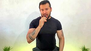 Hombre casado vergon visita un sauna gay y penetra a un pasivo mientras hombres los ven coger