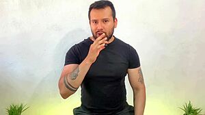 Hombre casado vergon visita un sauna gay y penetra a un pasivo mientras hombres los ven coger