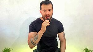 Hombre casado vergon visita un sauna gay y penetra a un pasivo mientras hombres los ven coger