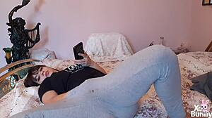 Watching porn on my phone and playing with my pussy 😏📱