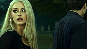 Hermosa rubia cachonda se atraganta con una enorme polla en el cementerio
