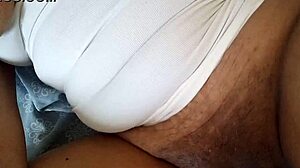 Esposa Infiel Necesitada Aprovecha La Ausencia De Su Marido Y Le Da Ganas De Frotar Su Jugoso Coño Y Se Graba Para Que La Vea Su Amante