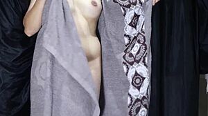 bokep indo cewek bening nyobain dress satin barunya sambil colmek 😏