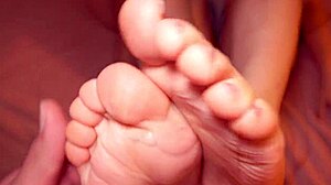 saliendo de clases alumna masturba a su profesor pervertido con sus pequeños y hermosos pies