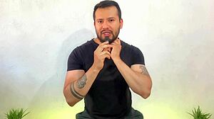 Hombre casado vergon visita un sauna gay y penetra a un pasivo mientras hombres los ven coger