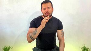 Hombre casado vergon visita un sauna gay y penetra a un pasivo mientras hombres los ven coger