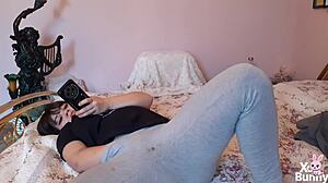 Watching porn on my phone and playing with my pussy 😏📱