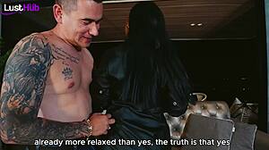Αυτή η αισθησιακή tattoo artist με διεγείρει τόσο πολύ