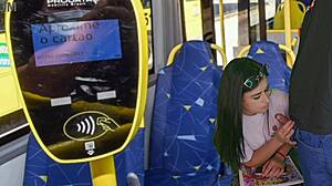 aluna universitaria percebe erecao do passageiro no onibus