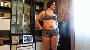 FULL FISTING OF MILFS PUSSY WITH COUPLE