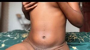 chatte bien humide cul en lair gode dans la chatte